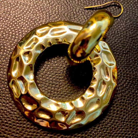 Dangling Acrylic circle chased Gold tone pierced Earrings - Picture 2 of 6